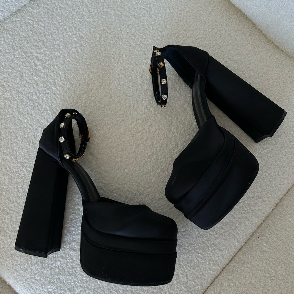 Sleek Black High Heeled Platform Sandals